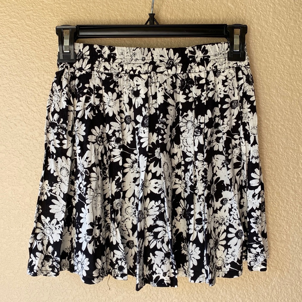 Bethany Mota black & white floral skirt